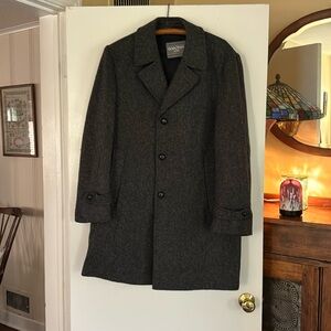 Oakton LTD. Men’s Grey dress coat. Size 42 R. Leather buttons. Gray. EUC.